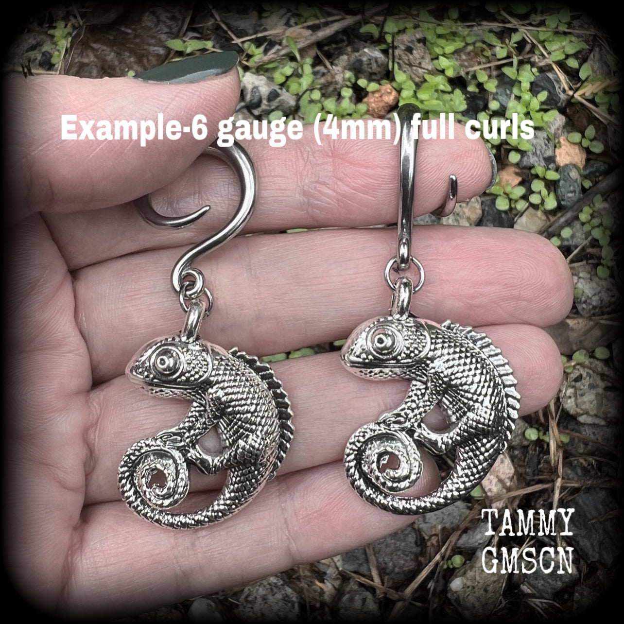These awesome gauged earrings feature an antique silver iguana, nice and dangly measuring just under 6cms from tip to tip, and weighing approx 8 grams each.
This pair has been made on 6 gauge (4mm) surgical steel full curl hooks, suitable for stretched lobes.