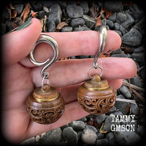 These beautifully carved Sandalwood stash pot earrings weigh in at only 15 grams a piece, and measure just on 6cms from tip to tip.
This pair has been made on 2 gauge (6mm) stainless steel full curled hooks, to be worn in stretched lobes.