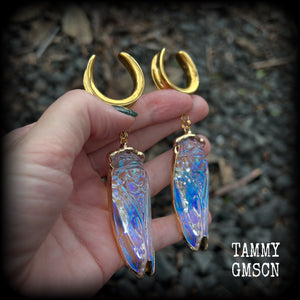 These big beautiful quartz cicada gauged earrings feature gorgeous shimmering quartz and antique gold cicadas, nice and dangly, measuring just over 11cms from tip to tip, and weighing approx 30 grams each.
This pair has been made on 1” gauge (25mm) surgical steel cradles, to be worn in stretched lobes.
