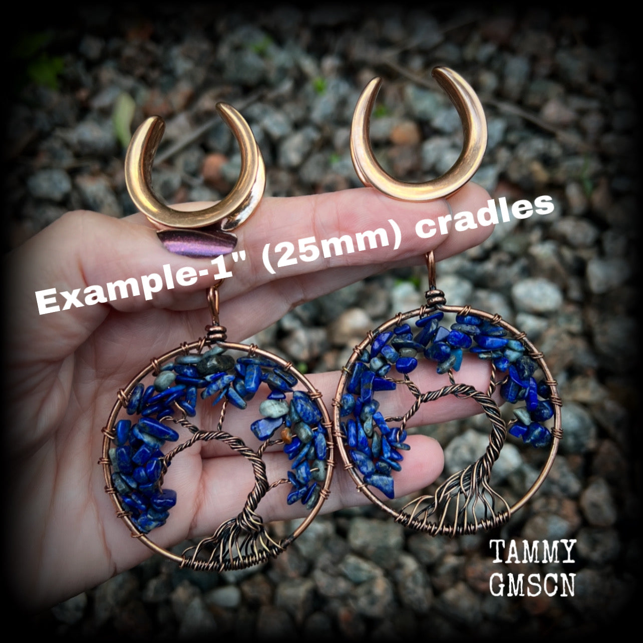 These beautiful Tree of life gauged earrings feature gorgeous wire wrapped trees with beautiful blue lapis lazuli gemstone chips, super dangly measuring just over 10cms from tip to tip, and weighing approx 20 grams each.
This pair has been made on 1” gauge (25mm) surgical steel cradles, suitable for stretched lobes.