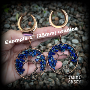 These beautiful Tree of life gauged earrings feature gorgeous wire wrapped trees with beautiful blue lapis lazuli gemstone chips, super dangly measuring just over 10cms from tip to tip, and weighing approx 20 grams each.
This pair has been made on 1” gauge (25mm) surgical steel cradles, suitable for stretched lobes.