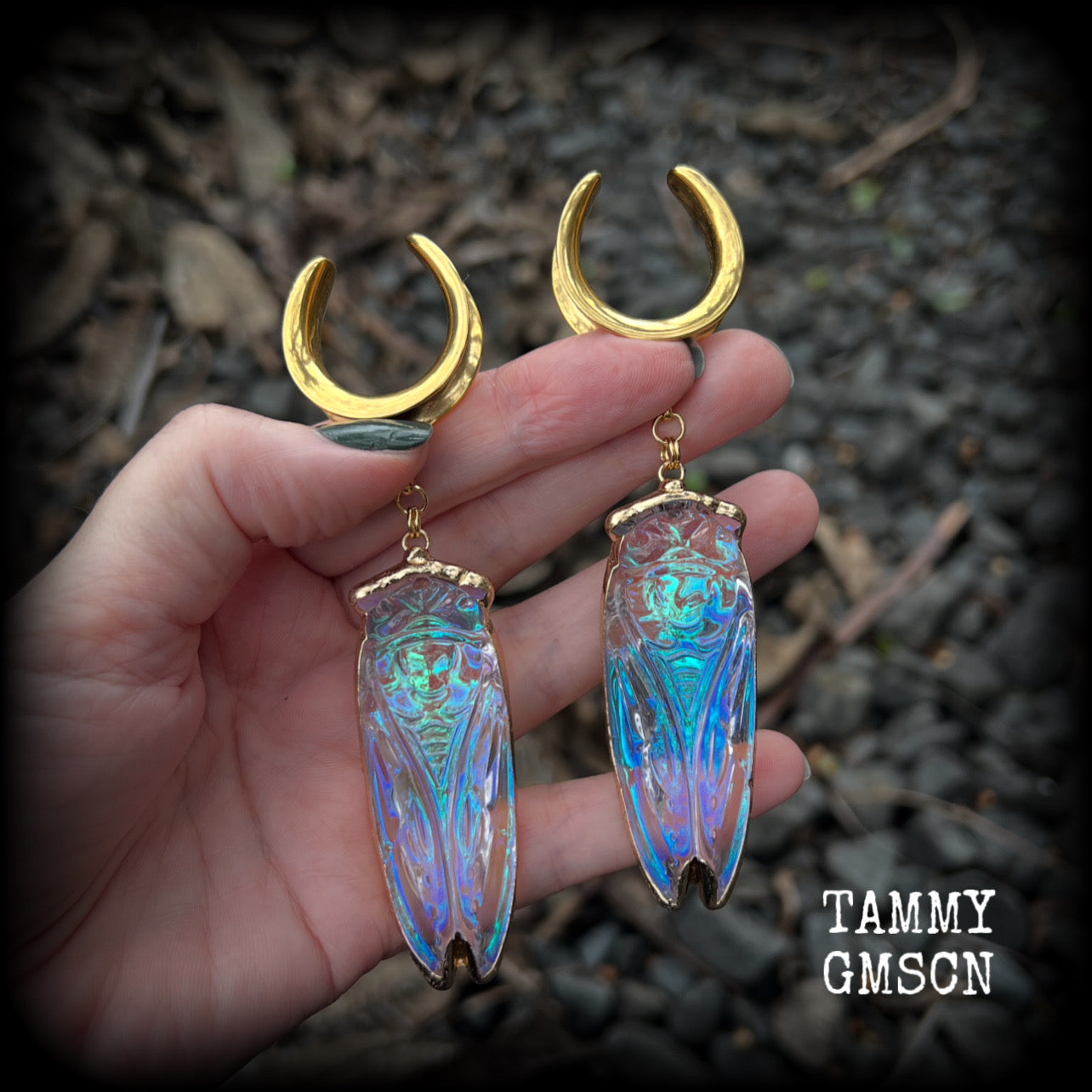 These big beautiful quartz cicada gauged earrings feature gorgeous shimmering quartz and antique gold cicadas, nice and dangly, measuring just over 11cms from tip to tip, and weighing approx 30 grams each.
This pair has been made on 1” gauge (25mm) surgical steel cradles, to be worn in stretched lobes.