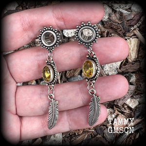 These beautiful boho tunnel earrings feature gorgeous antique silver feathers dangling from sparkly yellow citrine gemstones, weighing approx 6 grams each and measure 6.5cms from tip to tip.
This pair has been made with 0 gauge (8mm) gauge ornate surgical steel screw fit tunnels.