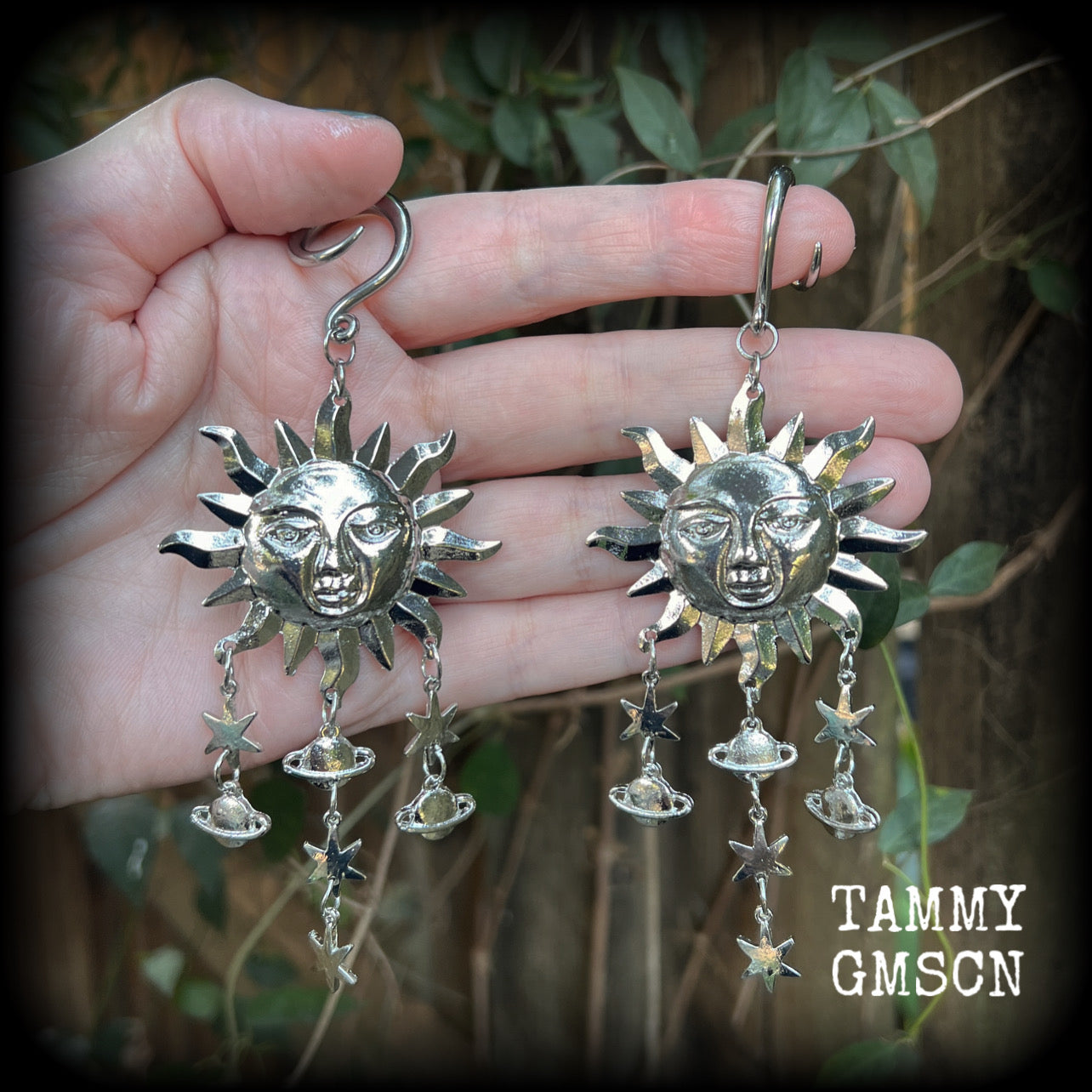 Folk horror sun earrings Celestial ear gauges 6 gauge ear weights Esoteric sun and moon Body jewelry 6g 2g 0g 00g 1/2 9/16 5/8 3/4 1 1.1 1.18 4mm 6mm 8mm 10mm 12mm 14mm 16mm 19mm 22mm 25mm 28mm 30mm Sun earrings Planets earrings Star earrings Stars