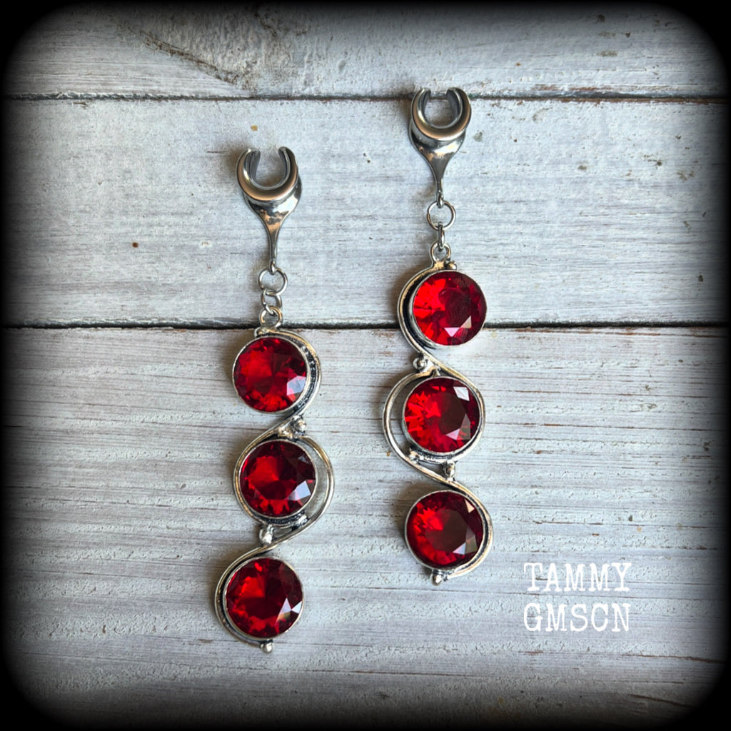 ♥️ Garnet is the birthstone for January, ans is often associated with good health, happiness, confidence, and mental clarity.   These beautiful gauged earrings feature gorgeous deep red faceted garnet gemstones in an ornate antique silver setting, measuring 8cms from tip to tip, and weighing approx 10 grams each, nice and light weight.  These earrings have been made on 0 gauge (8mm) surgical steel cradles, to be worn in stretched lobes.