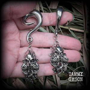 Featuring awesome dangly antique silver Cthulhu charms, these awesome gauged earrings weigh in at 29 grams a piece, and measure just on 8.5 from tip to tip.

This pair has been made on 00 gauge (10mm) surgical steel full curl hooks, to be worn in stretched lobes.

If you would like these made for pierced ears or smaller gauges and dont see them in our Sea Shanty & Sea Hag range, please get in touch.