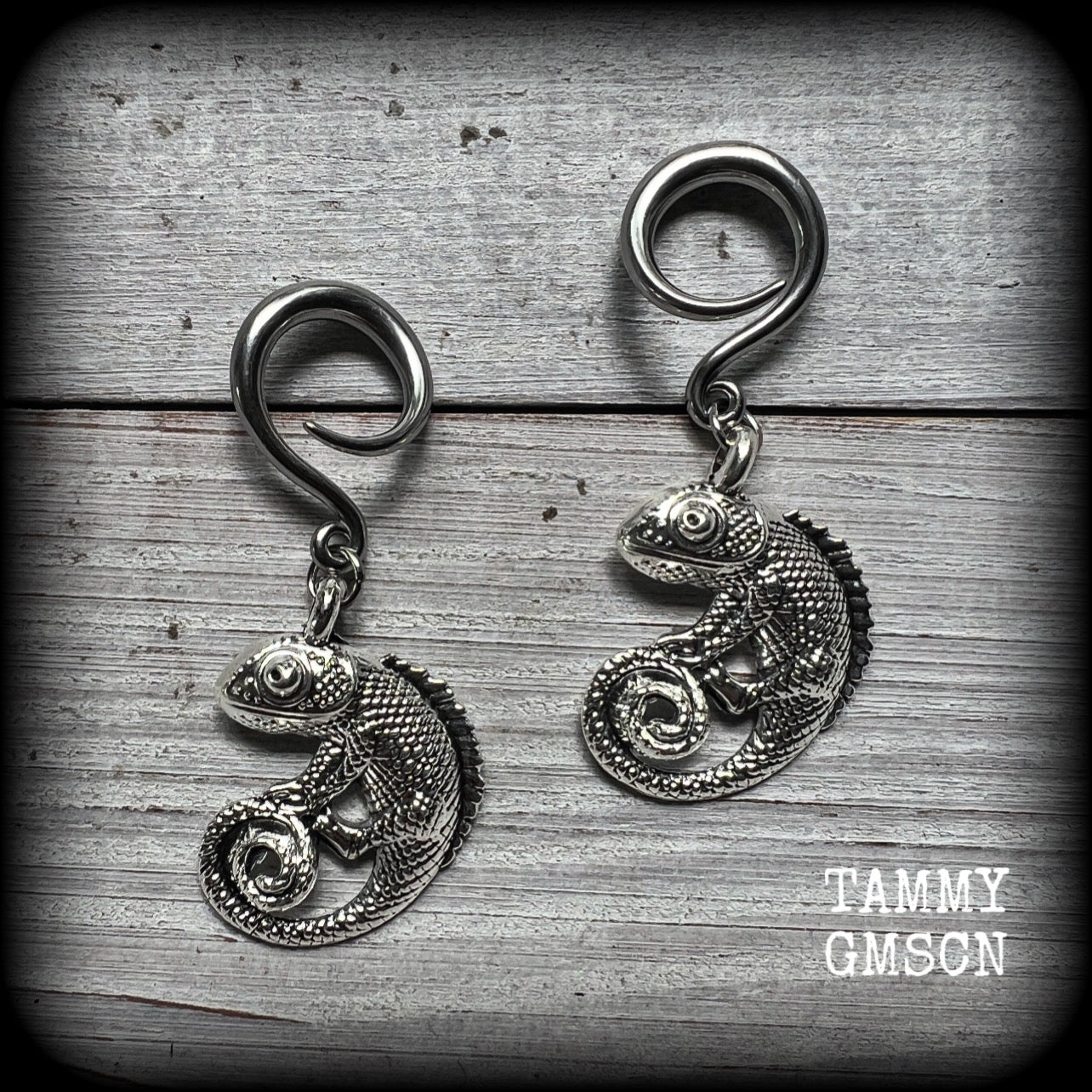 These awesome gauged earrings feature an antique silver iguana, nice and dangly measuring just under 6cms from tip to tip, and weighing approx 8 grams each.
This pair has been made on 6 gauge (4mm) surgical steel full curl hooks, suitable for stretched lobes.