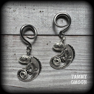 These awesome gauged earrings feature an antique silver iguana, nice and dangly measuring just under 6cms from tip to tip, and weighing approx 8 grams each.
This pair has been made on 6 gauge (4mm) surgical steel full curl hooks, suitable for stretched lobes.