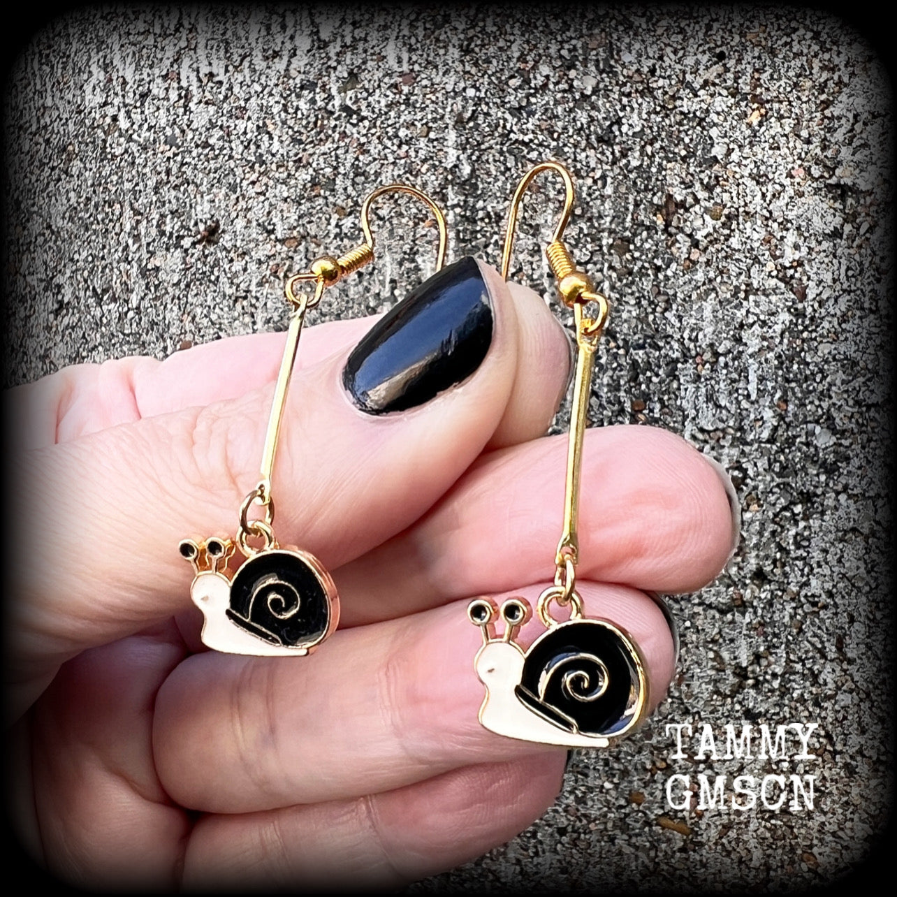 Snail earrings Garden snail earrings Bugs earrings Insect earrings Entomology Cottagecore Forestcore Forestpunk Pierced ears Ear gauges Tunnels Shelled gastropod Land snails Gastropod molluscs Snail shell Slugs Cute earrings Party favours For girls