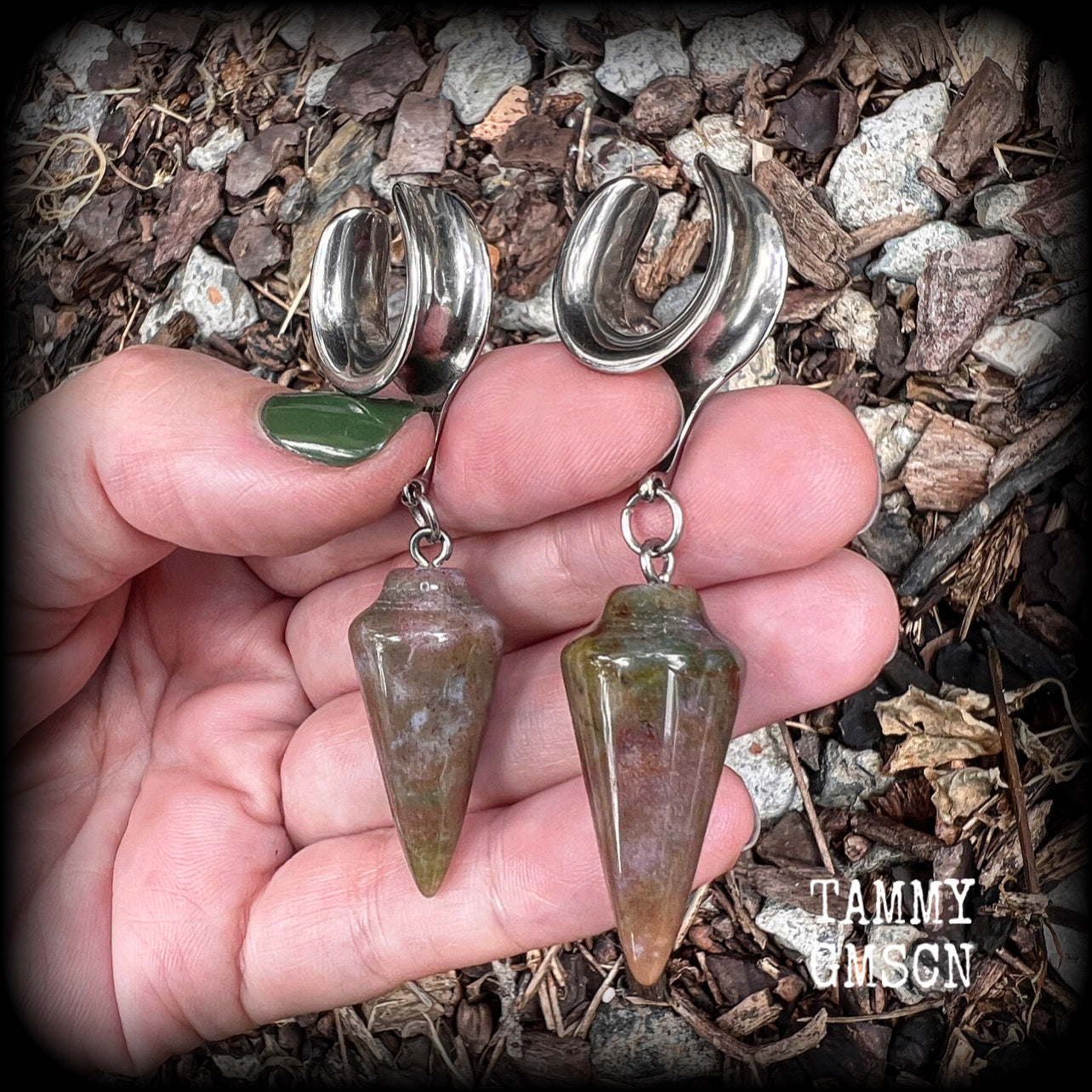 This is a pair of unique beautiful caramel coloured Indian agate gauged earrings, weighing in at approx 11 grams each, and measuring approx 7 cms from tip to tip.
This pair has been made with 5/8” gauge (16mm) stainless steel cradles, suitable for stretched lobes.
