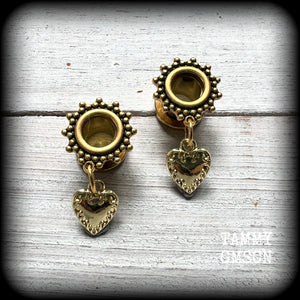 These stunning tunnel earrings feature gorgeous antique gold heart charms, and are nice and lightweight, weighing only a few grams each, measuring just under 4cms from tip to tip.

This pair has been made on 0 gauge (8mm) ornate surgy steel screw fit tunnels-for stretched lobes.