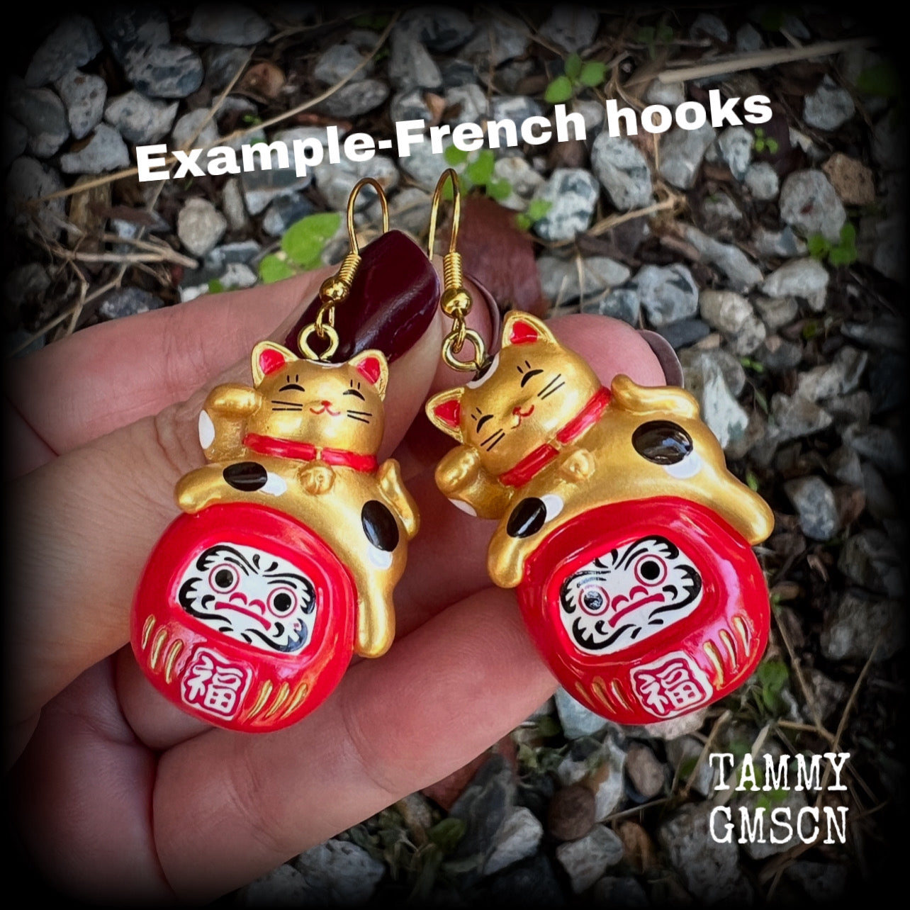 These 'Maneki-neko daruma' earrings are made from gorgeous little lightweight Japanese cat and daruma charms, measuring just on 6cms from tip to tip, and weighing just on 12 grams each. This pair have been made on antique gold french hooks.