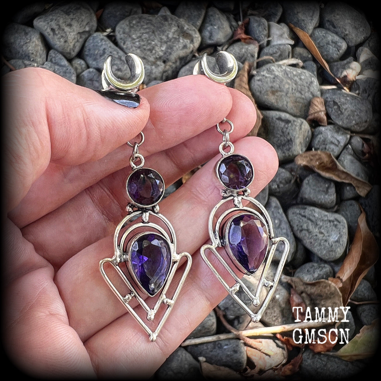 These gorgeous gauged earrings feature beautiful purple facet amethyst gemstones in an antique silver art deco style setting, measuring just over 7cms from tip to tip, and weighing approx 6 grams each, not too heavy...