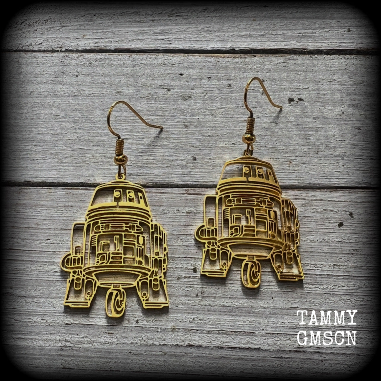 Featuring awesome stainless steel R2D2 charms, these earrings measure just over 5cms from tip to tip, and are super lightweight, weighing only a gram or two.
This pair has been made with french hooks, suitable for pierced ears.