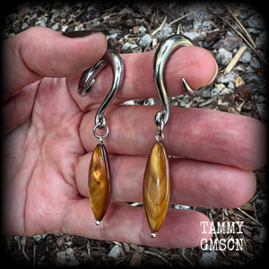 These gorgeous gauged earrings feature beautiful polished sea shell slivers, weighing in approx 10 grams a piece, and measuring approx 7cms from tip to tip.
This pair has been made on 2 gauge (6mm) surgical steel full curl hooks, to be worn in stretched lobes.