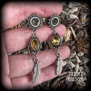 These beautiful boho tunnel earrings feature gorgeous antique silver feathers dangling from sparkly yellow citrine gemstones, weighing approx 6 grams each and measure 6.5cms from tip to tip.
This pair has been made with 0 gauge (8mm) gauge ornate surgical steel screw fit tunnels.