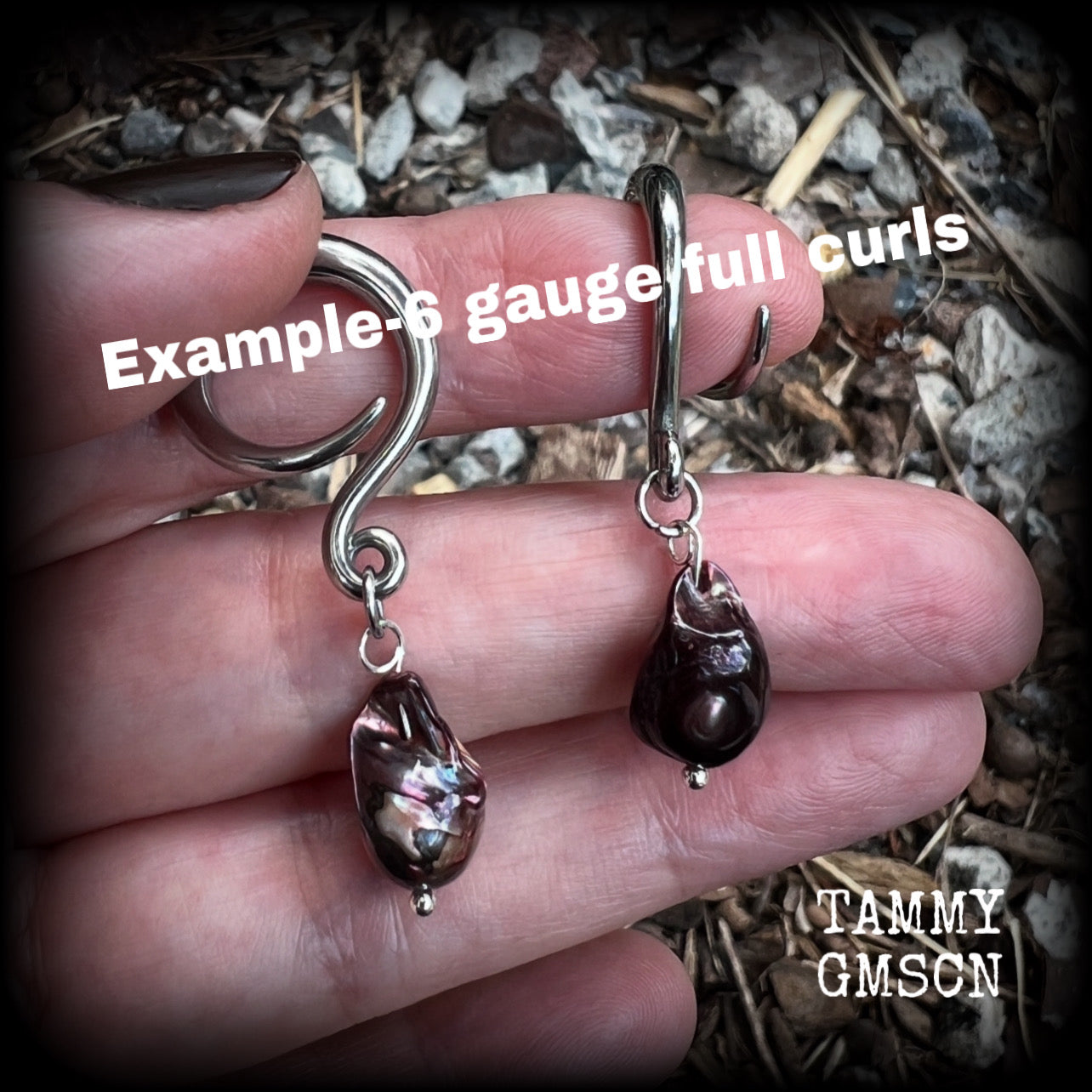 These gorgeous gauged earrings feature beautiful polished pearl, weighing in at just 4 grams a piece, and measuring approx 4.5cms from tip to tip.
This pair has been made on 6 gauge (4mm) surgical steel full curl hooks, to be worn in stretched lobes.