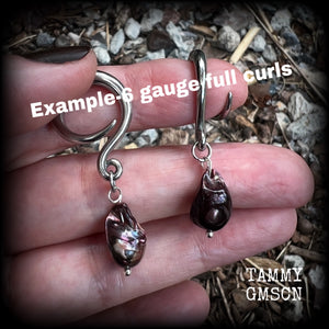 These gorgeous gauged earrings feature beautiful polished pearl, weighing in at just 4 grams a piece, and measuring approx 4.5cms from tip to tip.
This pair has been made on 6 gauge (4mm) surgical steel full curl hooks, to be worn in stretched lobes.