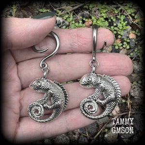 These awesome gauged earrings feature an antique silver iguana, nice and dangly measuring just under 6cms from tip to tip, and weighing approx 8 grams each.
This pair has been made on 6 gauge (4mm) surgical steel full curl hooks, suitable for stretched lobes.