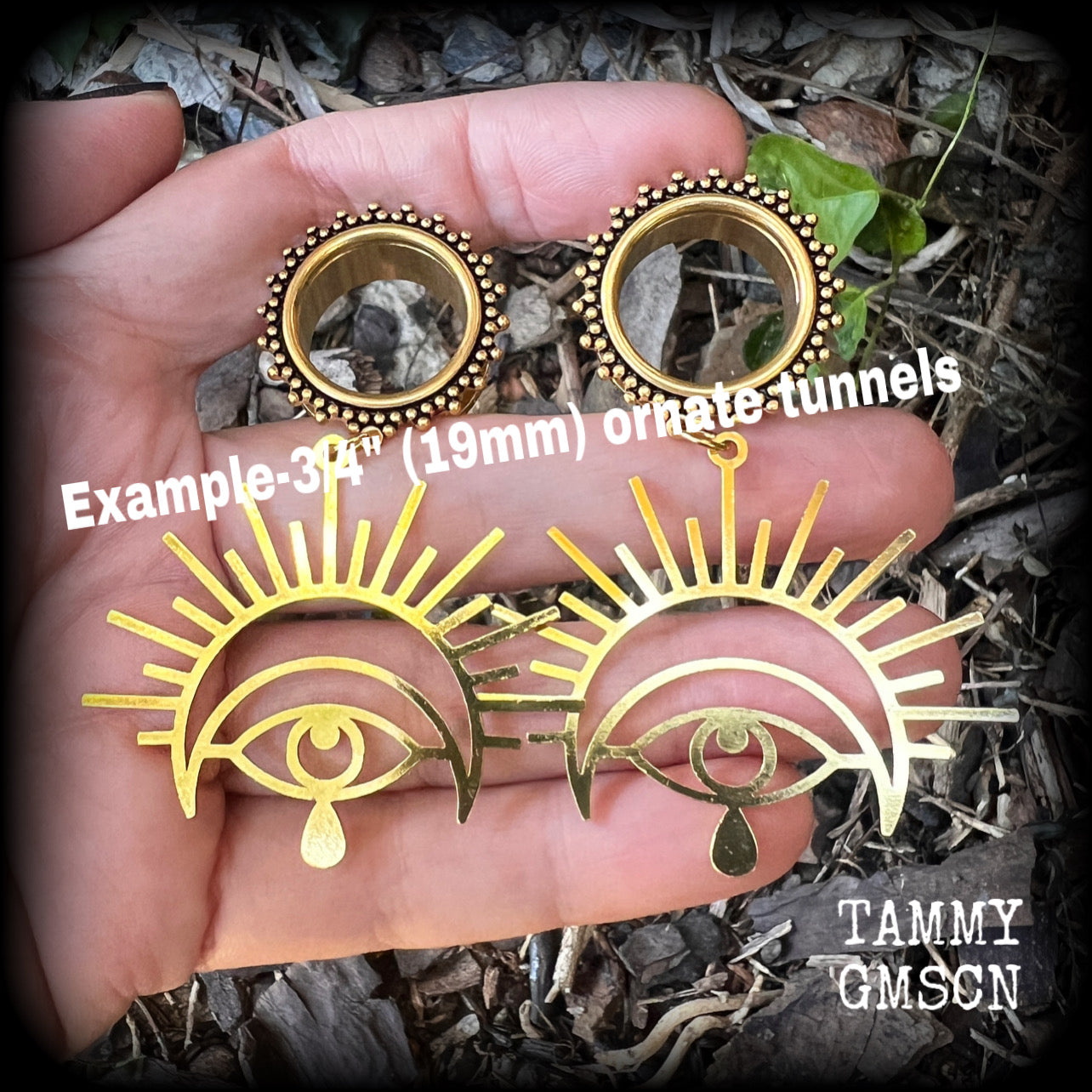 These tunnel earrings feature antique gold turkish eye charms, and are nice and lightweight, weighing only 10 grams each, measuring approx 7cms from tip to tip.
This pair has been made on 3/4" (19mm) gauge ornate stainless steel screw fit tunnels.
