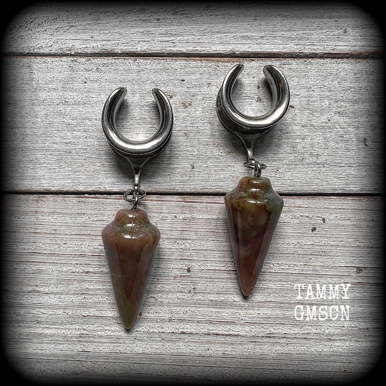 This is a pair of unique beautiful caramel coloured Indian agate gauged earrings, weighing in at approx 11 grams each, and measuring approx 7 cms from tip to tip.
This pair has been made with 5/8” gauge (16mm) stainless steel cradles, suitable for stretched lobes.

