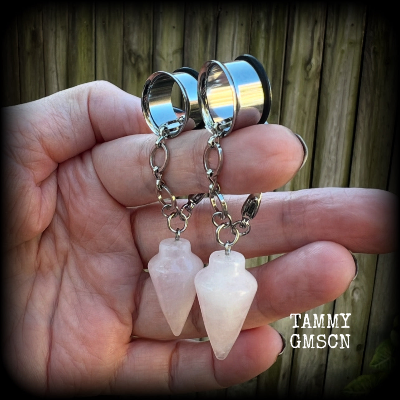 These gorgeous rose quartz earrings have been made with dusty pink gemstone pendulums, are nice and dangly measuring in at just on 7.5cms from tip to tip and not too heavy at 11 grams a piece.

🔥🔥🔥 This listing is for this unique chain/lobster clasp combination, suitable for 00 gauge and larger. If you choose a smaller size of tunnel than 00 gauge we will make these on a smaller, different chain.

