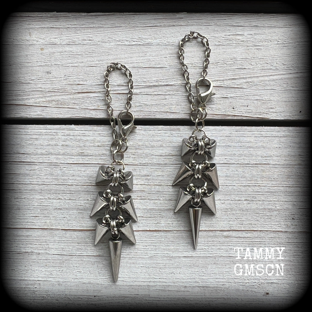 Measuring approx 8cm from top to bottom, these awesome dangly stainless steel punk rock metal spike tunnel earrings are nice and also nice and lightweight, at 7grams a piece.

This pair has been made on our super versatile chain/lobster clasp 4mm option, suitable when worn through tunnel or earlets in stretched lobes from 6 gauge (4mm).