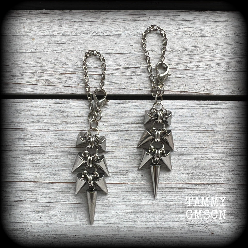 Measuring approx 8cm from top to bottom, these awesome dangly stainless steel punk rock metal spike tunnel earrings are nice and also nice and lightweight, at 7grams a piece.

This pair has been made on our super versatile chain/lobster clasp 4mm option, suitable when worn through tunnel or earlets in stretched lobes from 6 gauge (4mm).