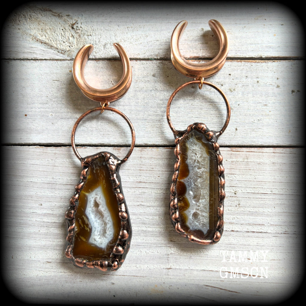 Featuring a pair of beautiful big agate geode gemstones, this pair of gorgeous gauged earrings weighs approx 30 grams a piece, and measures just on 10cms from tip to tip.

This pair have been made on 7/8” gauge (22mm) surgical steel cradles, to be worn in stretched lobes.