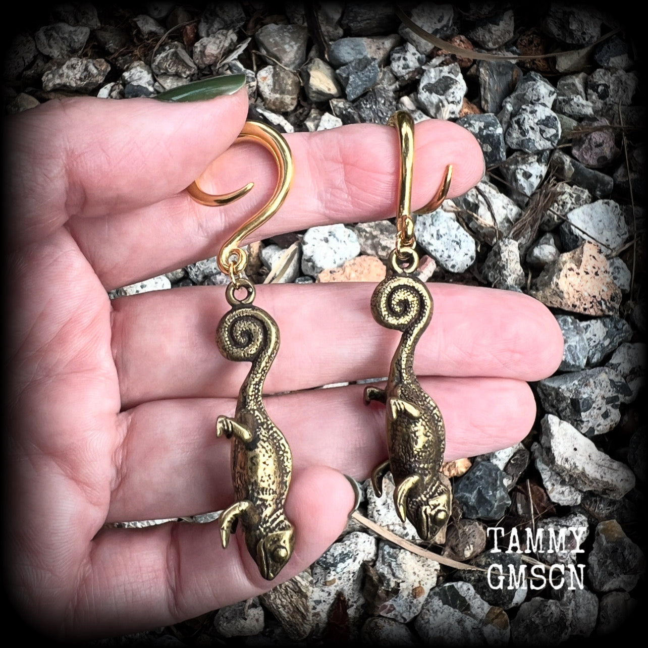 These awesome gauged earrings feature a pair of brass iguanas, are nice and dangly, measuring just on 7.5cms from tip to tip, and weighing approx 13 grams each.

This pair has been made on 6 gauge (4mm) surgical steel full curl hooks, to be worn in stretched lobes.
