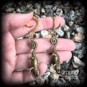 These awesome gauged earrings feature a pair of brass iguanas, are nice and dangly, measuring just on 7.5cms from tip to tip, and weighing approx 13 grams each.

This pair has been made on 6 gauge (4mm) surgical steel full curl hooks, to be worn in stretched lobes.
