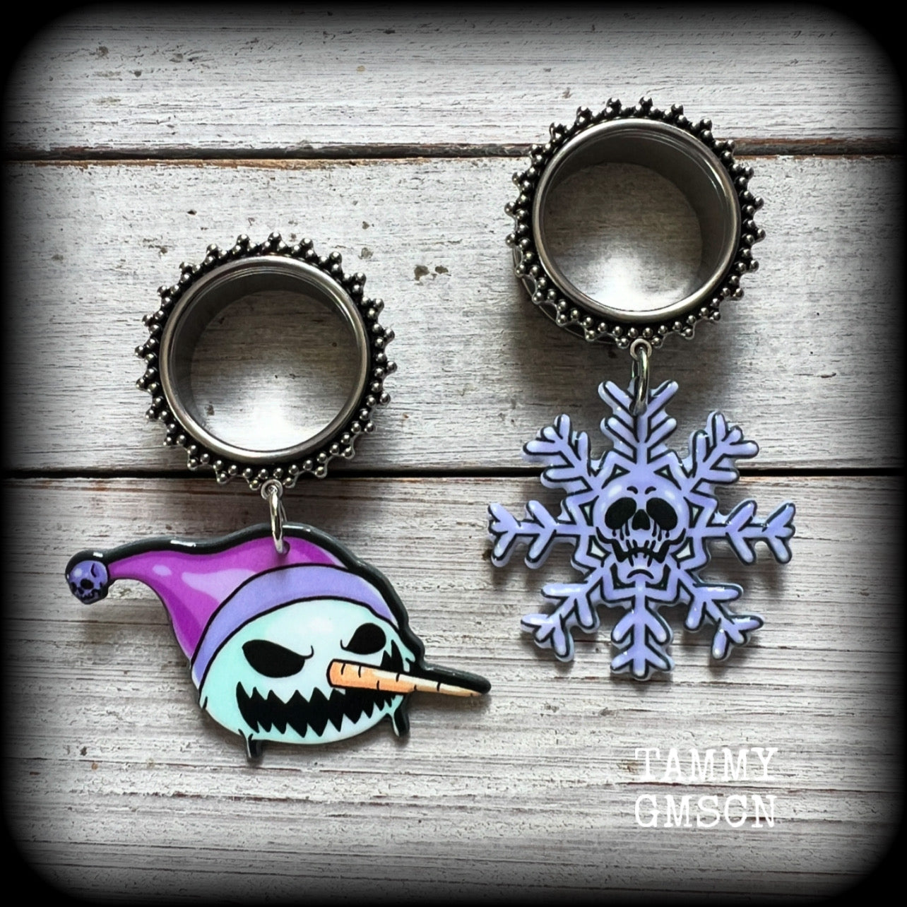 These awesome tunnel earrings feature lightweight acrylic evil snowman and skully snowflake charms. These festive tunnel dangles are nice and lightweight, weighing only 10 grams each and measure just over 6cms from tip to tip.  This pair has been made on 7/8" (22mm) gauge ornate surgical steel screw fit tunnels.
