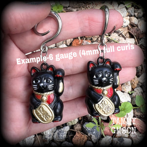 Black Japanese Maneki Neko beckoning cat ear weights for stretched lobes. Available on half curls, full curls and cradles from 4mm up to 30mm. This pair has been made on 6 gauge full curls, for stretched lobes.