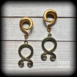 These beautiful gauged earrings feature stunning antique gold troll cross pendants, weighing approx 24 grams each, and are nice and dangly, measuring just on 8.5cms from tip to tip.
This pair have been made on 0 gauge (8mm) surgical steel full curl hooks, suitable for stretched lobes.