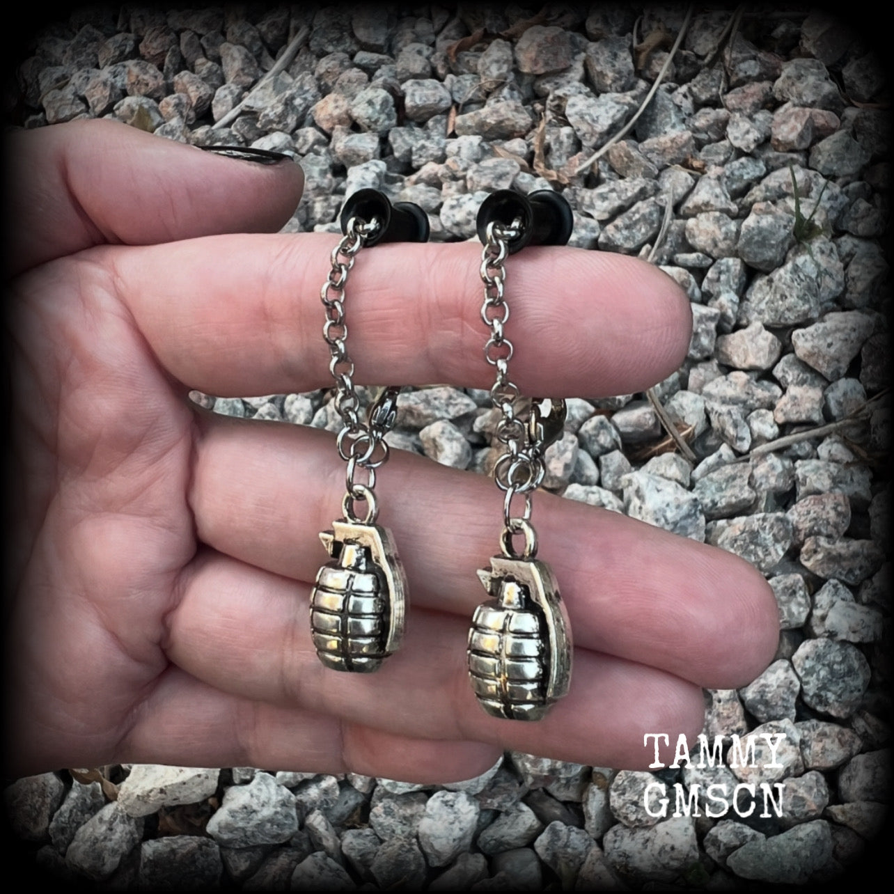 These awesome antique silver hand grenade tunnel dangles are not too heavy and nice and dangly, weighing approx 8 grams each, and measuring just under 6cms from tip to tip.

🕷️ PLEASE NOTE-This particular chain will not fit through tunnels smaller than 4 gauge (5mm), though I have lots of different chains that will. Get in touch and we can pick something just for you x

💥This listing includes one pair of surgical steel single flared O-ring earlets. 
