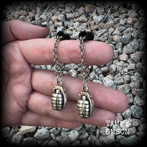 These awesome antique silver hand grenade tunnel dangles are not too heavy and nice and dangly, weighing approx 8 grams each, and measuring just under 6cms from tip to tip.

🕷️ PLEASE NOTE-This particular chain will not fit through tunnels smaller than 4 gauge (5mm), though I have lots of different chains that will. Get in touch and we can pick something just for you x

💥This listing includes one pair of surgical steel single flared O-ring earlets. 
