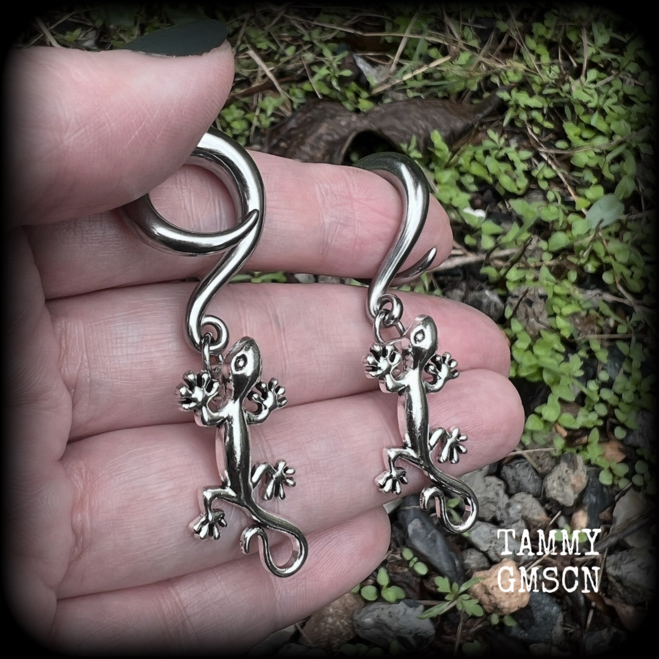 These adorable gauged earrings feature an antique silver gecko, nice and dangly measuring just under 6cms from tip to tip, and weighing approx 9 grams each.
This pair has been made on 2 gauge (6mm) surgical steel full curl hooks, suitable for stretched lobes.
