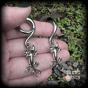 These adorable gauged earrings feature an antique silver gecko, nice and dangly measuring just under 6cms from tip to tip, and weighing approx 9 grams each.
This pair has been made on 2 gauge (6mm) surgical steel full curl hooks, suitable for stretched lobes.