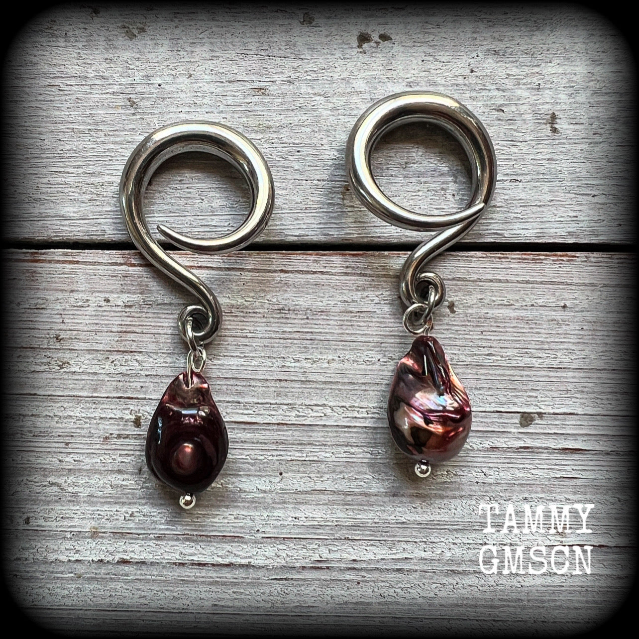 These gorgeous gauged earrings feature beautiful polished pearl, weighing in at just 4 grams a piece, and measuring approx 4.5cms from tip to tip.
This pair has been made on 6 gauge (4mm) surgical steel full curl hooks, to be worn in stretched lobes.