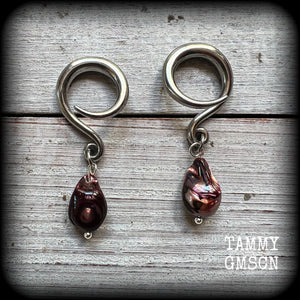 These gorgeous gauged earrings feature beautiful polished pearl, weighing in at just 4 grams a piece, and measuring approx 4.5cms from tip to tip.
This pair has been made on 6 gauge (4mm) surgical steel full curl hooks, to be worn in stretched lobes.