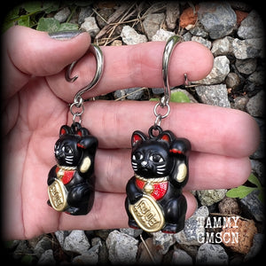 Black Japanese Maneki Neko beckoning cat ear weights for stretched lobes. Available on half curls, full curls and cradles from 4mm up to 30mm. This pair has been made on 6 gauge full curls, for stretched lobes.