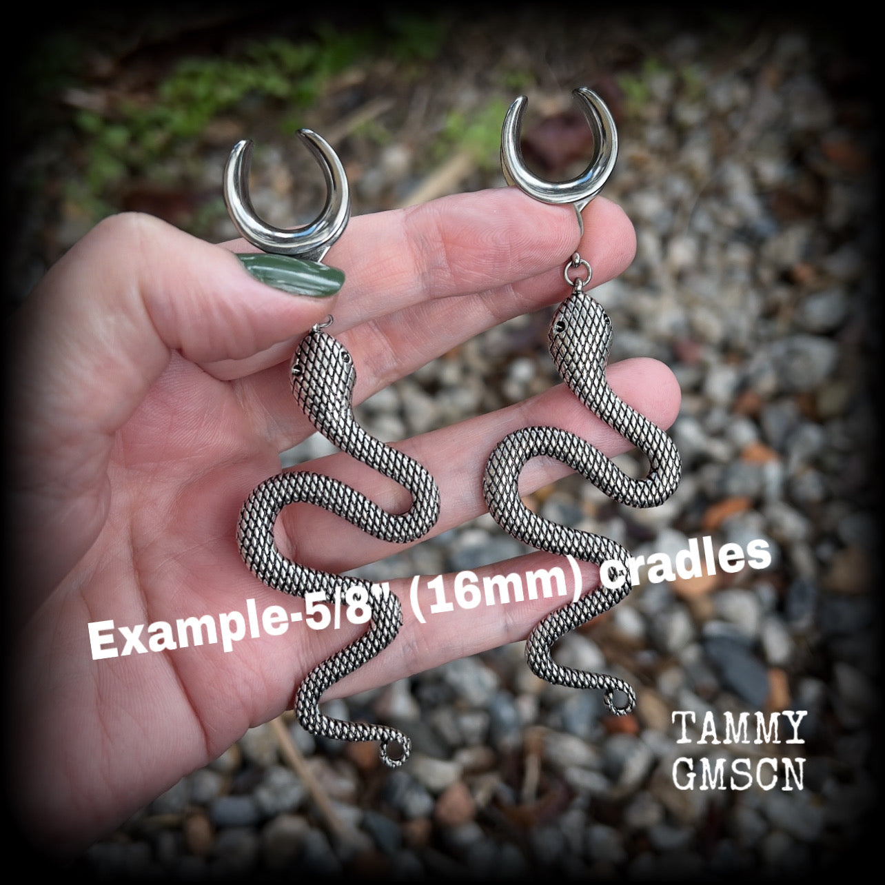 These awesome gauged earrings feature an antique silver snake, nice and dangly measuring just on 10cms from tip to tip, and weighing approx 14 grams each. This pair has been made on 16mm surgical steel cradles.