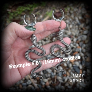 These awesome gauged earrings feature an antique silver snake, nice and dangly measuring just on 10cms from tip to tip, and weighing approx 14 grams each. This pair has been made on 16mm surgical steel cradles.