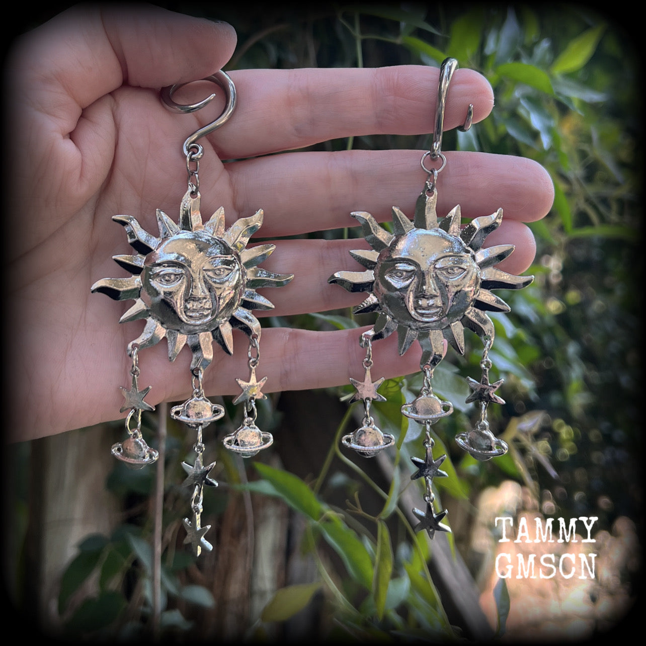 Folk horror sun earrings Celestial ear gauges 6 gauge ear weights Esoteric sun and moon Body jewelry 6g 2g 0g 00g 1/2 9/16 5/8 3/4 1 1.1 1.18 4mm 6mm 8mm 10mm 12mm 14mm 16mm 19mm 22mm 25mm 28mm 30mm Sun earrings Planets earrings Star earrings Stars