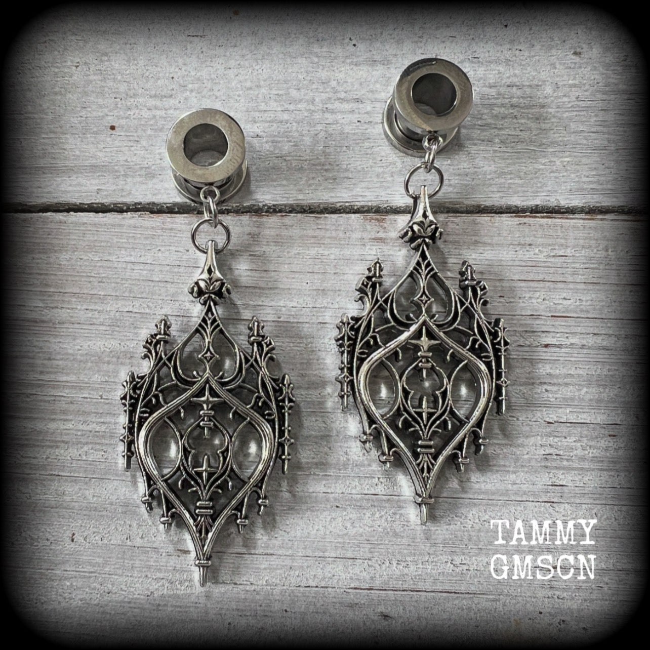 These gorgeous gothic tunnel earrings feature a beautiful antique silver ornate gothic cathedral architectural arch, measuring just on 7cms from tip to tip, and weighing approx 10 grams each.

This pair has been made on 0 gauge (8mm) surgical steel screw fit tunnels.