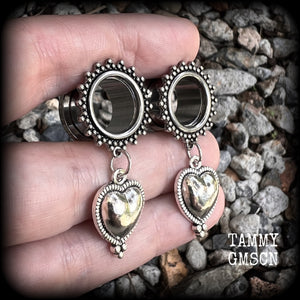 These gorgeous tunnel earrings feature beautiful antique silver hearts, are nice and lightweight, weighing only 7 grams each and measure approx 4.5cms from tip to tip.
This pair has been made with 9/16" (14mm) gauge ornate surgical steel screw fit tunnels.