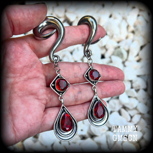 These beautiful dangly gauged earrings feature gorgeous deep red faceted garnet gemstones in an ornate antique silver setting, measuring just over 10cms from tip to tip, and weigh approx 27 grams each.  This pair have been made with 00 gauge (10mm) surgical steel full curl hooks, to be worn in stretched lobes.