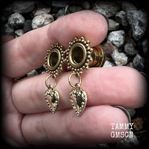 These stunning tunnel earrings feature gorgeous antique gold heart charms, and are nice and lightweight, weighing only a few grams each, measuring just under 4cms from tip to tip.

This pair has been made on 0 gauge (8mm) ornate surgy steel screw fit tunnels-for stretched lobes.