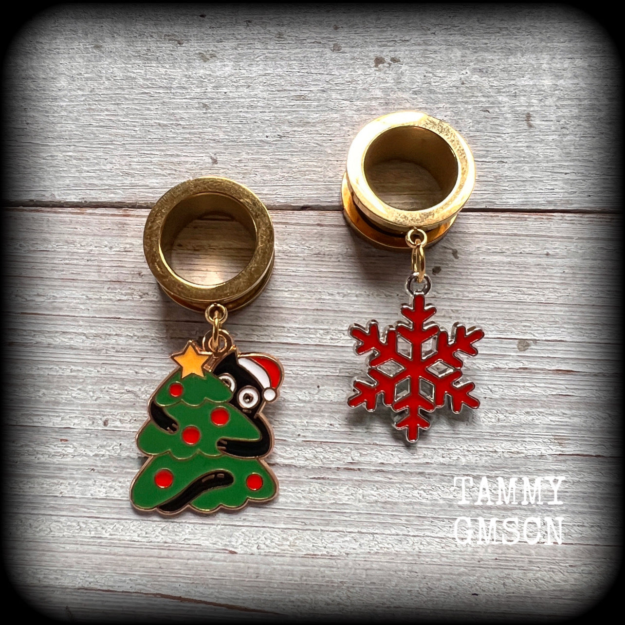 These gorgeous tunnel earrings feature a mischevious black cat playing with a christmas lights and red snowflake, are nice and lightweight at only 7 grams each and measure approx 5cms from tip to tip.

This pair has been made on 9/16" (14mm) gauge ornate surgical steel screw fit tunnels.