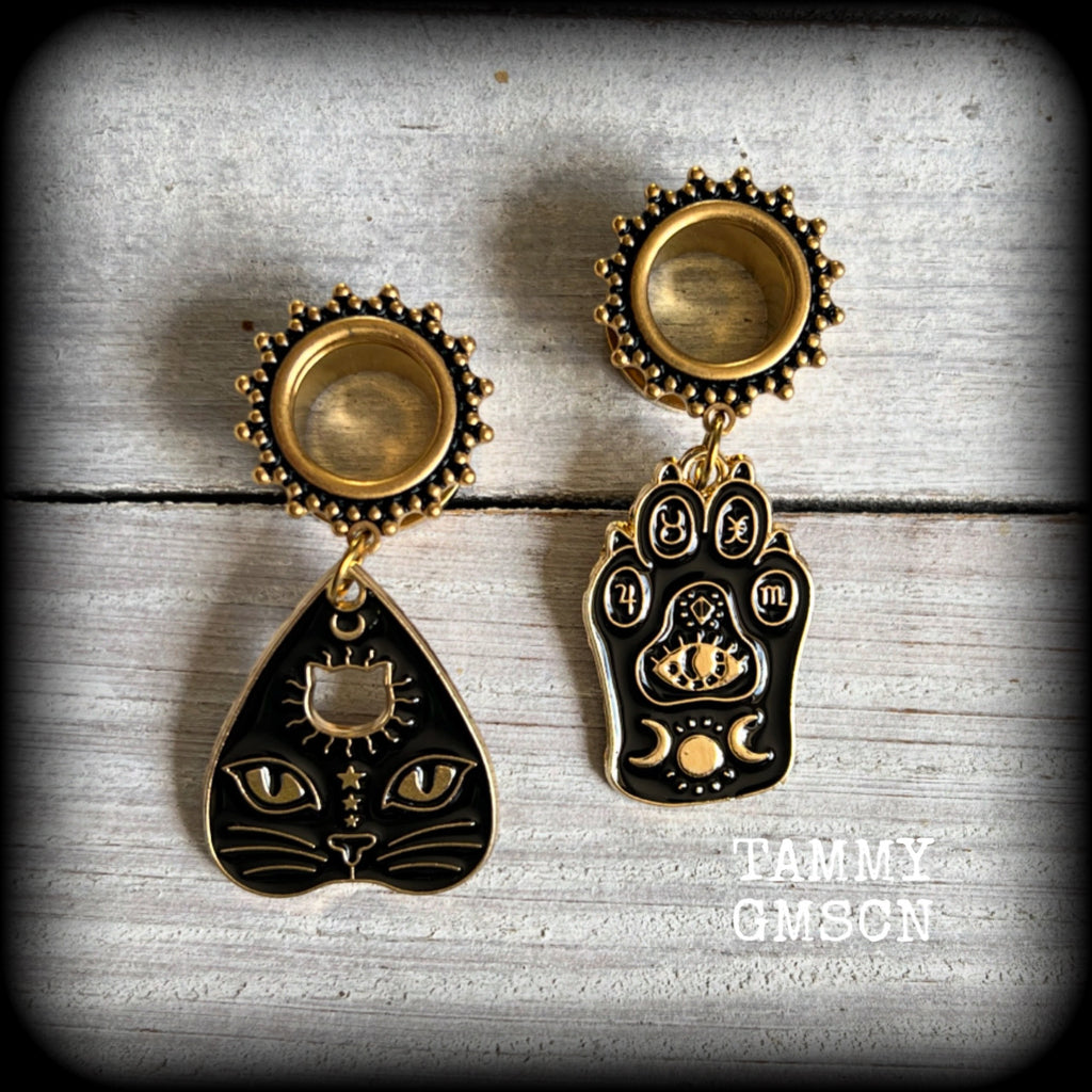 These unique tunnel earrings feature super witchy black and gold enamel cat planchette charms, and are nice and lightweight, weighing only 7 grams each, measuring just under 5cms from tip to tip.

This pair has been made on 1/2" (12mm) gauge ornate surgical steel screw fit tunnels.
